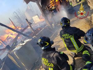 Casa in fiamme a Tarquinia - L'intervento dei vigili del fuoco