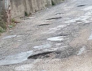 Viterbo - Buche in viale Trento