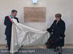 Tuscania - Il teatro Rivellino dedicato al tenore Veriano Luchetti - La soprano Mietta Sighele col sindaco