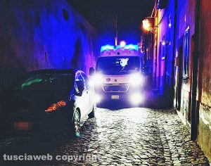 Tuscania - Ambulanza bloccata da auto in divieto di sosta in via del Ruscello