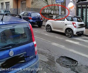 Viterbo - Buca e borchie saltate in via Vittorio Veneto