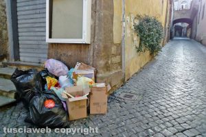 Viterbo - Cumulo di rifiuti in largo Cesare Battisti