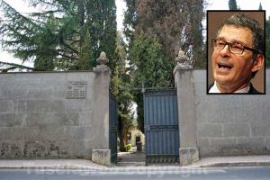 Il cimitero di Bassano Romano - Nel riquadro: Fabrizio Frizzi
