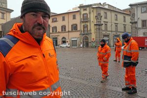 Neve a Viterbo - Maurizio Mariani e i lavoratori della Viterbo Ambiente