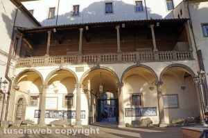 Viterbo - Il cortile di Palazzo dei Priori