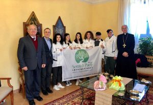 Delegazione di Semi di Pace e dell'istituto Santa Rosa di Viterbo con il vescovo Boccardo