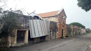 Tarquinia - Tetto scoperchiato vicino alla chiesa Regina della Pace