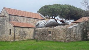 Tarquinia - Tetto scoperchiato vicino alla chiesa Regina della Pace