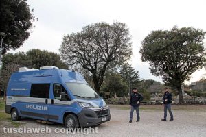 Viterbo - L'ufficio mobile della polizia a pratogiardino Lucio Battisti