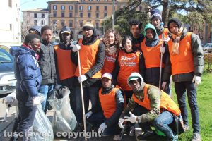 Viterbo - Studenti e cittadini in centro a pulire