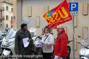 Viterbo - La protesta dell'Usb di fronte all'Inps