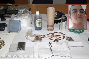 Viterbo - Polizia - Armi ed esplosivi sequestrati - Nel riquadro: Denis Illarionov