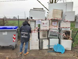 Finanza - Sequestrati frigoriferi abbandonati