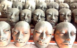 Installazione teste di ceramica di Mutsuo HIrano