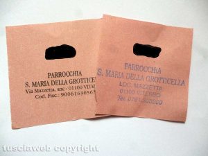 Viterbo - I biglietti consegnati da don PIno domenica scorsa