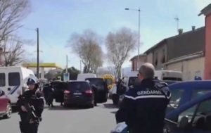 Francia - Si barrica in un supermarket e tiene in ostaggio clienti