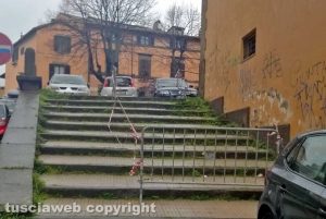 Viterbo - Transenne sui gradoni in via santa Maria in Volturno