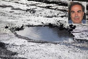 Buche sulla Castrense - Tratto tra Cellere e Valentano - Nel riquadro Fortunato Mannino (Cisl)