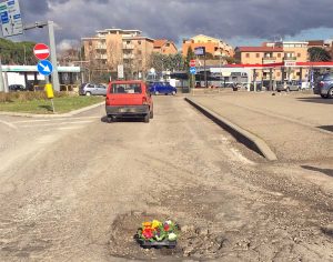 Viterbo - I fiori messi un una delle buche della città