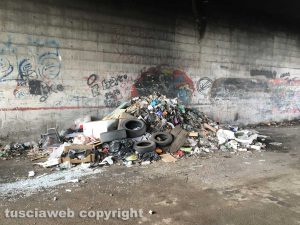 Viterbo - Discarica a cielo aperto in strada Castiglione