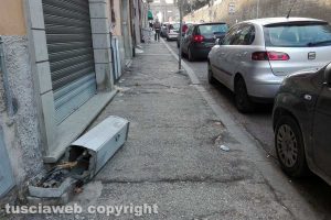 Viterbo - Il contenitore rotto in via della Palazzina