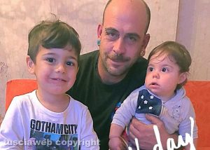 Alessandro Arriga insieme ai figli