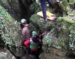 Lesola - Il Corpo nazionale soccorso alpino e speleologico recupera una salma