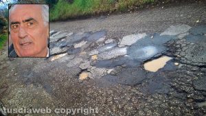 Viterbo - Strada disastrata dalle buche - Nel riquadro l'assessore Alvaro Ricci