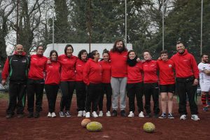 Le atlete del Tuscia Rugby femminile con Martin Castrogiovanni