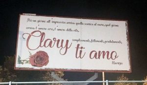 Viterbo - Il catellone romantico apparso alla rotatoria dell'Ipecoop