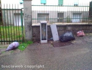 Viterbo - L'immondizia in via Col Moschin