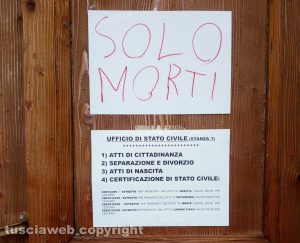 Il cartello all'ufficio di Stato civile del comune di Viterbo