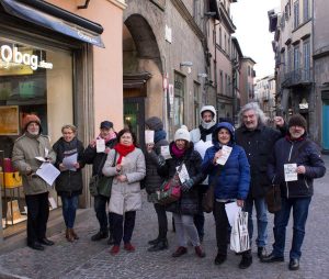 Viterbo - Il volantinaggio contro Salvini