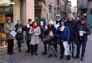 Il volantinaggio contro Salvini