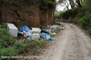 Viterbo - Cumuli di rifiuti lungo strada Riello