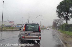 Nepi - Via Roma - Automobilisti non rispettano la doppia striscia