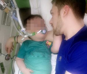 Il piccolo Alfie con il padre