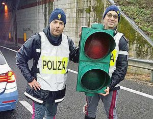 Semaforo pericolante sulla Viterbo-Orte - L'intervento della polizia