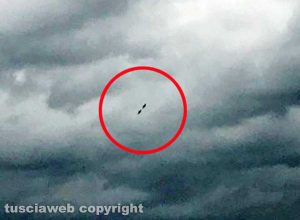 Nel cerchio, i due caccia Eurofighter che hanno sorvolato Viterbo
