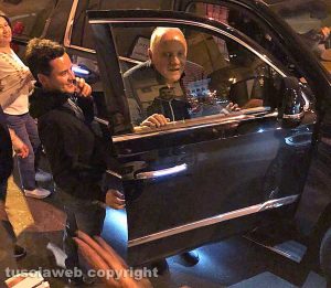 Caprarola - Anthony Hopkins saluta i fan