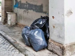 Viterbo - Cumuli di immondizia in via Beato Giacomo