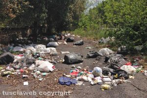 Viterbo - Rifiuti lungo la Cimina
