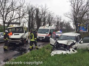 Viterbo - Frontale furgone-auto sulla Teverina