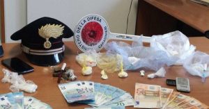 Civitavecchia - La droga e il denaro sequestrati dai carabinieri