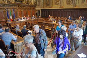 Viterbo - Turisti attraversano l'aula del Consiglio