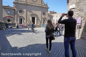 Viterbo - Turisti a piazza San Lorenzo