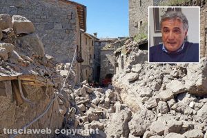 Chia - Il crollo nel centro storico - Nel riquadro il commissario dell'Ater Ivan Grazini