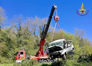 Terni - Pulmino finisce fuori strada