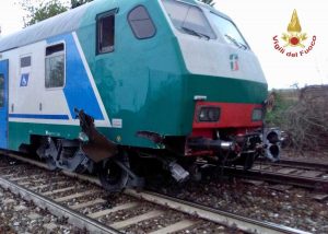 Torino - Treno urta gru e deraglia