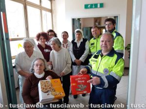 Viterbo - I volontari della TusciaViterbo consegnano le colombe a Villa Rosa